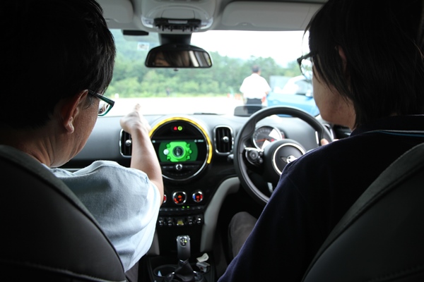 試乗運転指導の様子
