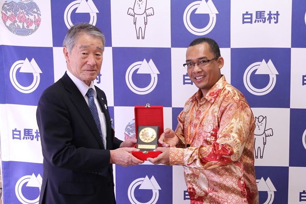 記念品を受けとる村長