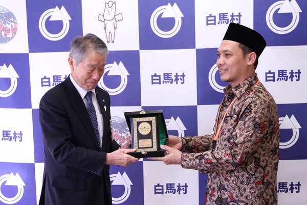 記念品を受け取る村長