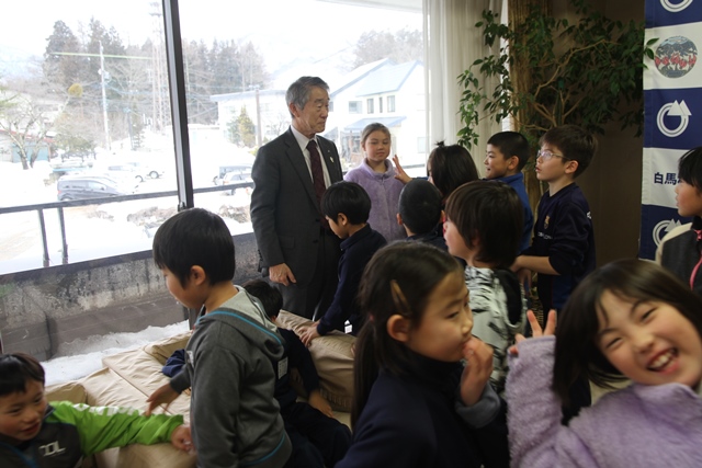 村長室で遊ぶ子供