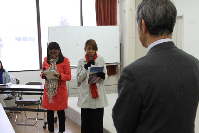 説明を受ける村長