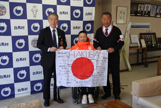 国旗と夏目選手と村長とスキークラブ会長