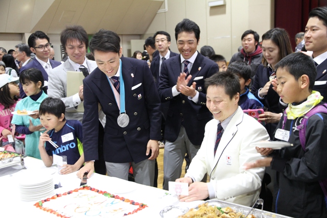 ケーキ入刀の夏目選手、暁斗選手、善斗選手