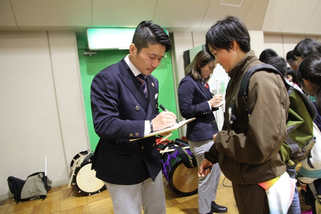サインに応える西選手