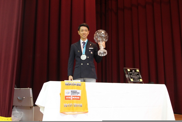 W杯を持つ暁斗選手