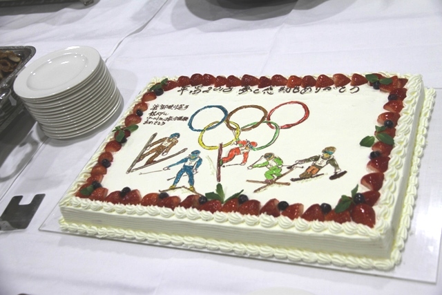 競技イラスト、五輪マーク、メッセージ入りのケーキ
