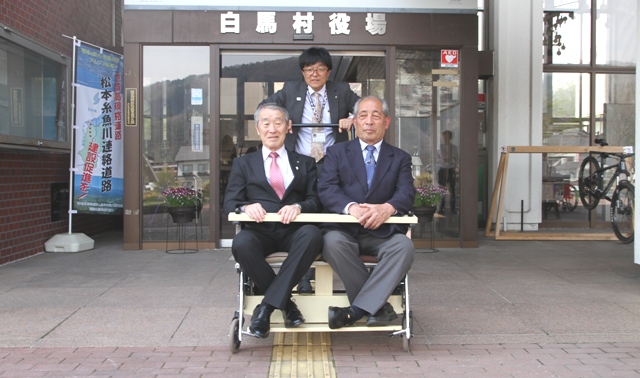 寄贈者村長福祉課長記念写真