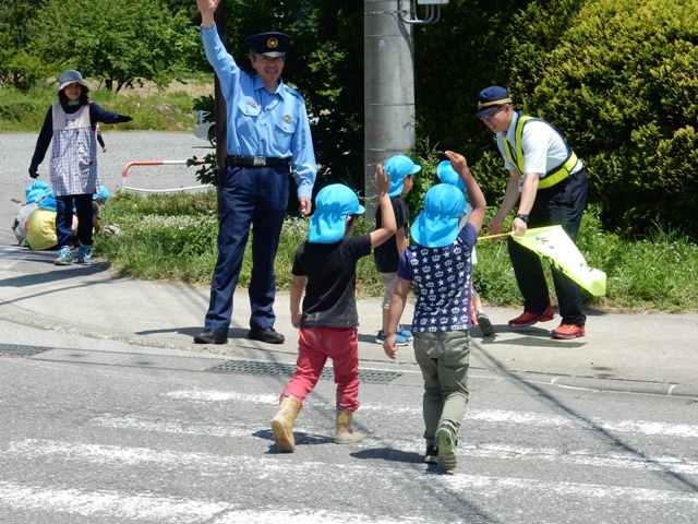 横断歩道を渡る園児