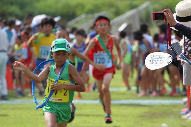 襷を受け取る小学生