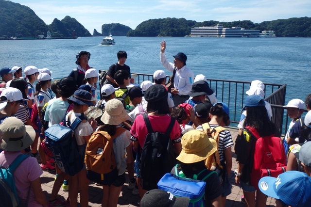 海の説明を受ける
