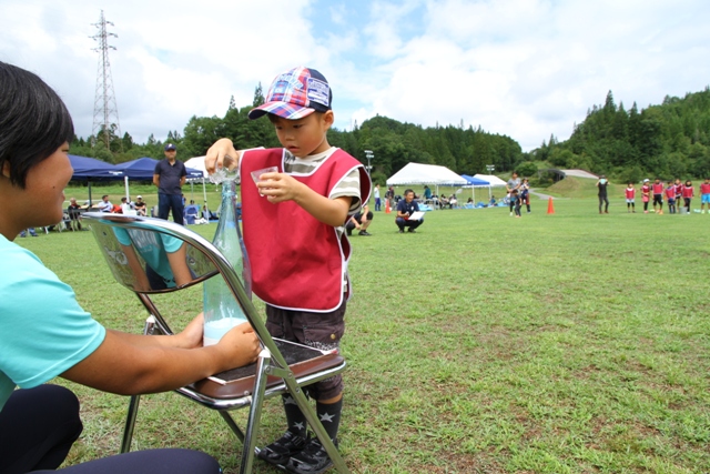 水入れ競争をやる子供