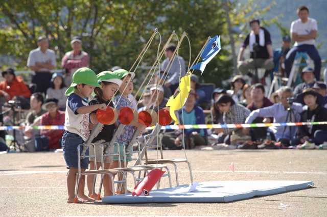 釣りの遊戯をする園児