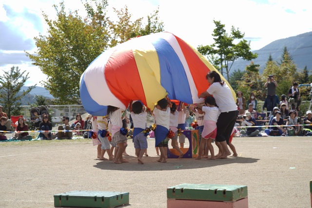 大きな風船をつくる園児