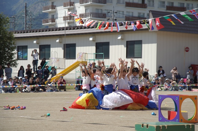 輪になり手を広げる園児