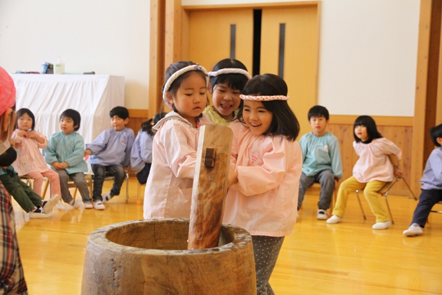 餅をつく園児