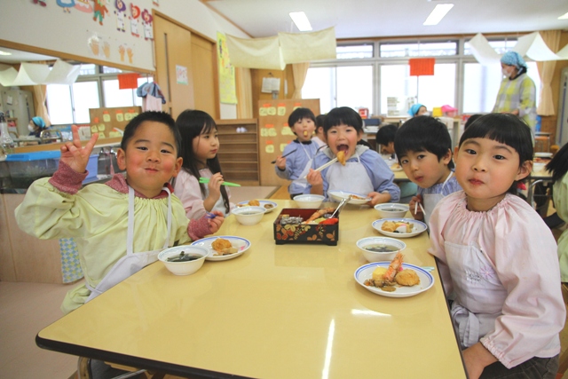 おせちを食べる園児