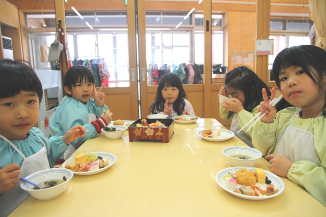 おせちを食べる園児