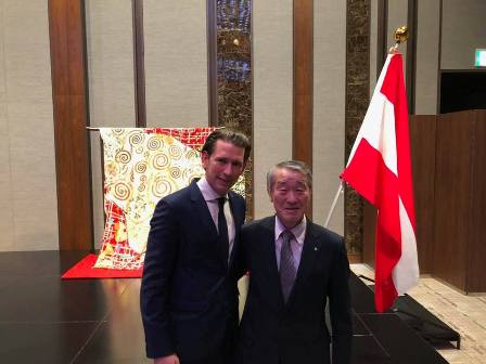 村長と関係者記念写真