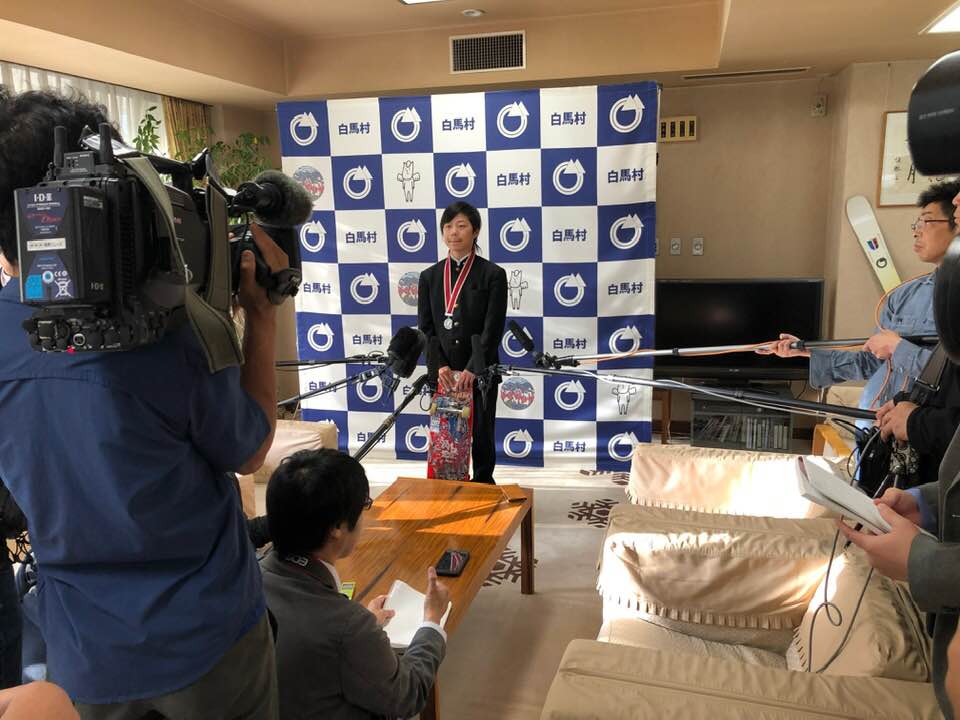 永原選手(大会で使用したボードとともに)