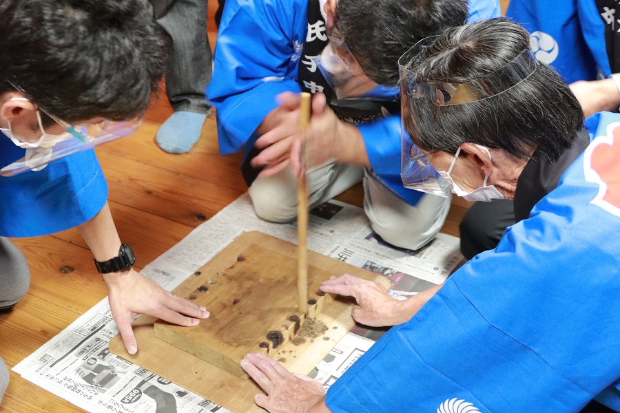 ヒノキの火揉み板にコウゾの棒を揉み込み火を熾します