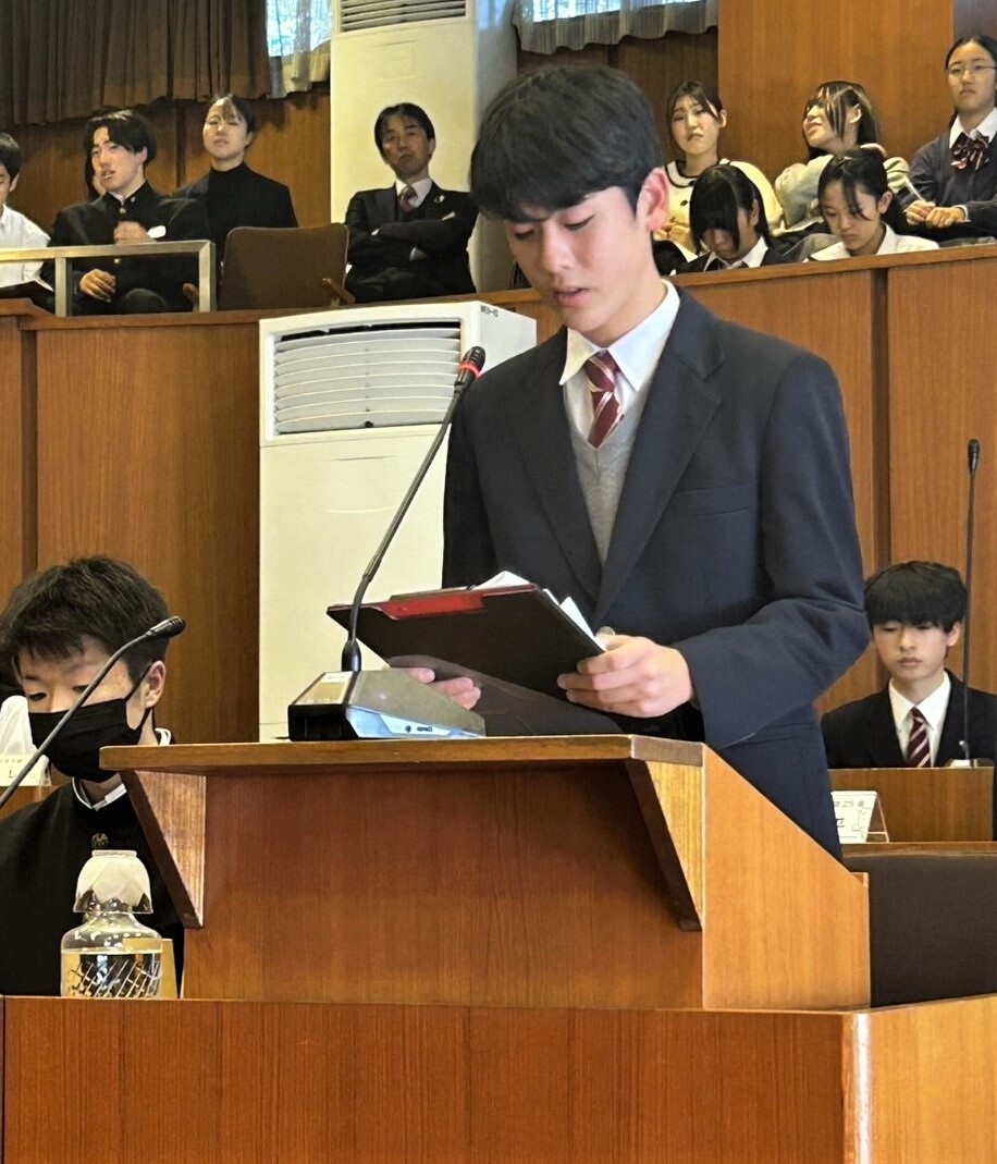 一般質問を行なう生徒の写真
