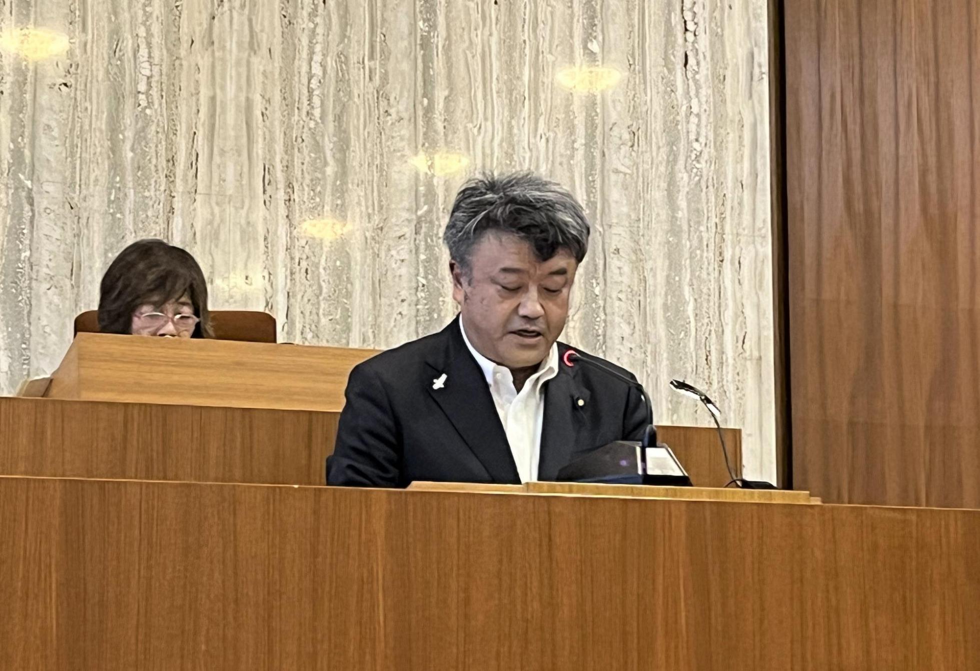 答弁を行なう丸山宏充議員