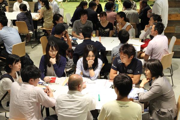 参加者同士の意見交換の様子の写真