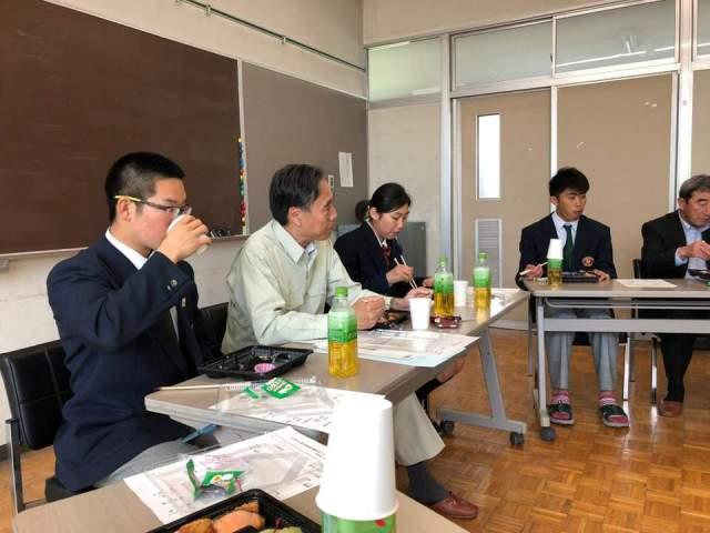 生徒と懇談する阿部知事の写真