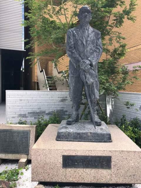 砂防会館前にある赤木正雄の銅像の写真