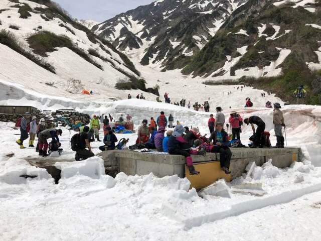 開山祭に参加する多くの人々の写真
