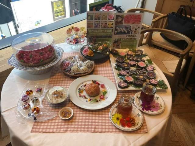 テーブルいっぱいの彩り豊かな料理の写真