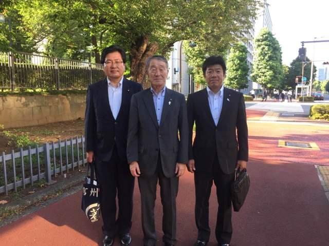 表敬訪問をした村長の写真