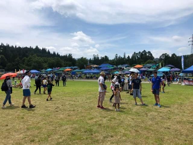 白馬スノーハープクロスカントリー大会に集まる沢山の人々の写真
