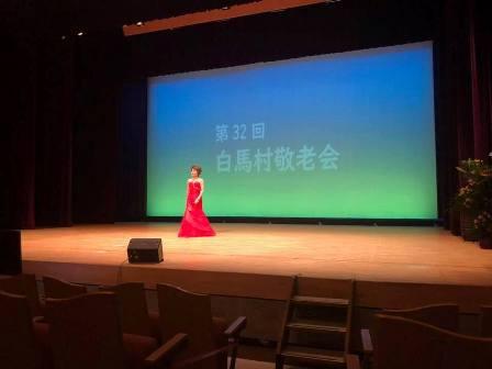 白馬村敬老祭の歌謡ショーの様子の写真