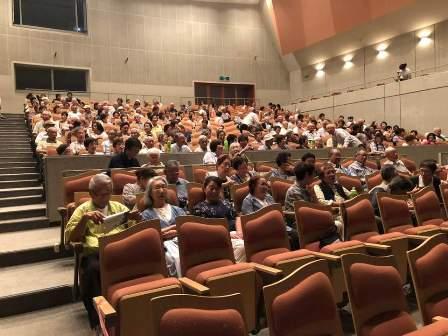 白馬村敬老祭に集まる沢山の人々の写真