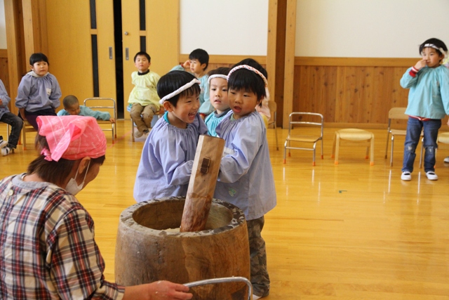 餅つきを楽しむ子ども達の写真