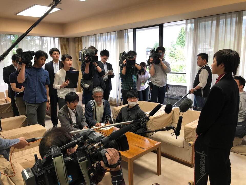 永原選手と報道陣