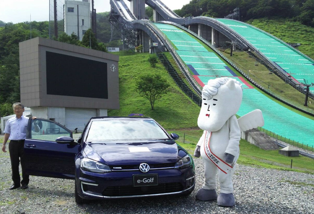 ジャンプ台前の村長とEV車と村男