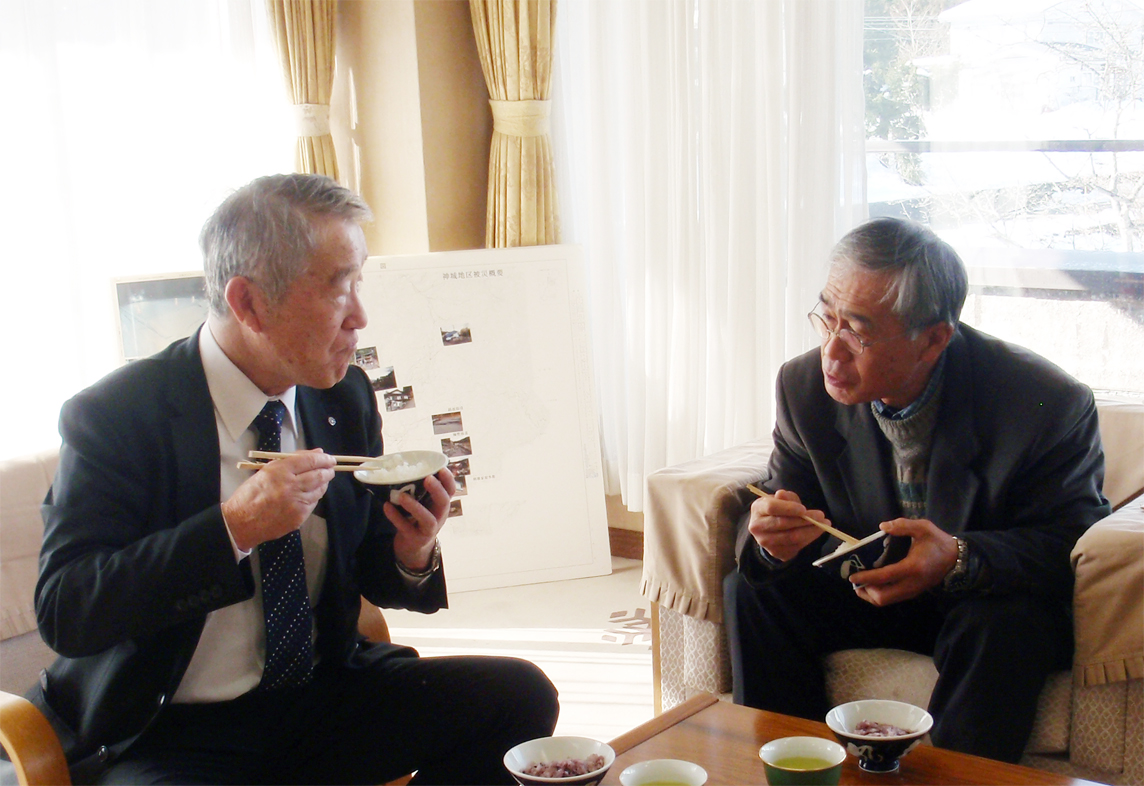 受賞米を試食する村長と素孝さん