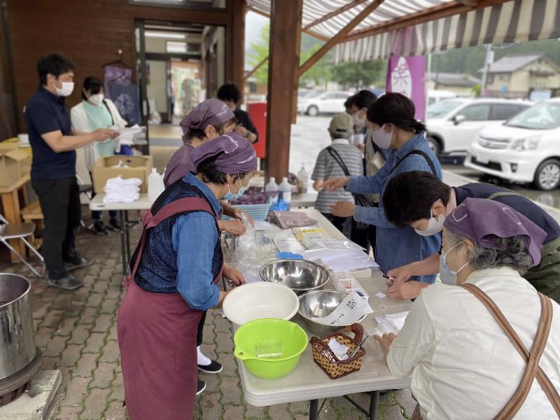 紫舞染物、参加者が机に集まる