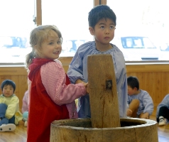 餅をつく園児