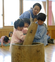 餅をつく園児