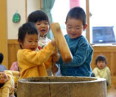 餅をつく園児