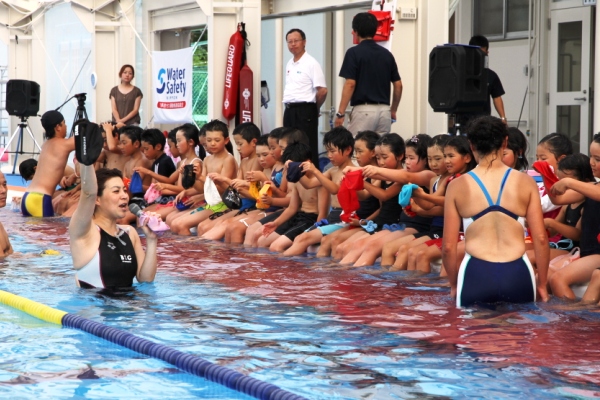 水泳教室多くの子供