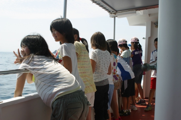 遊覧船から海を見る児童