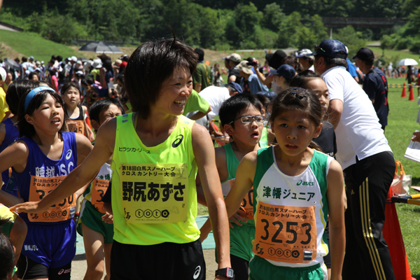 野尻選手と子供ふれあい