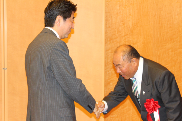 総理と鎌倉氏握手