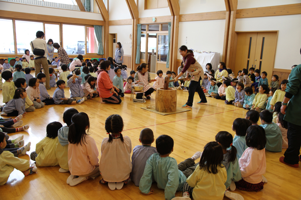 輪になり順番を待つ園児