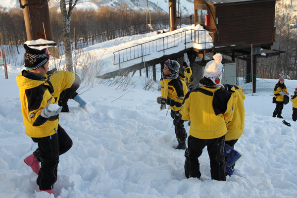 雪合戦する児童ら