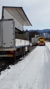 雪を積むトラック